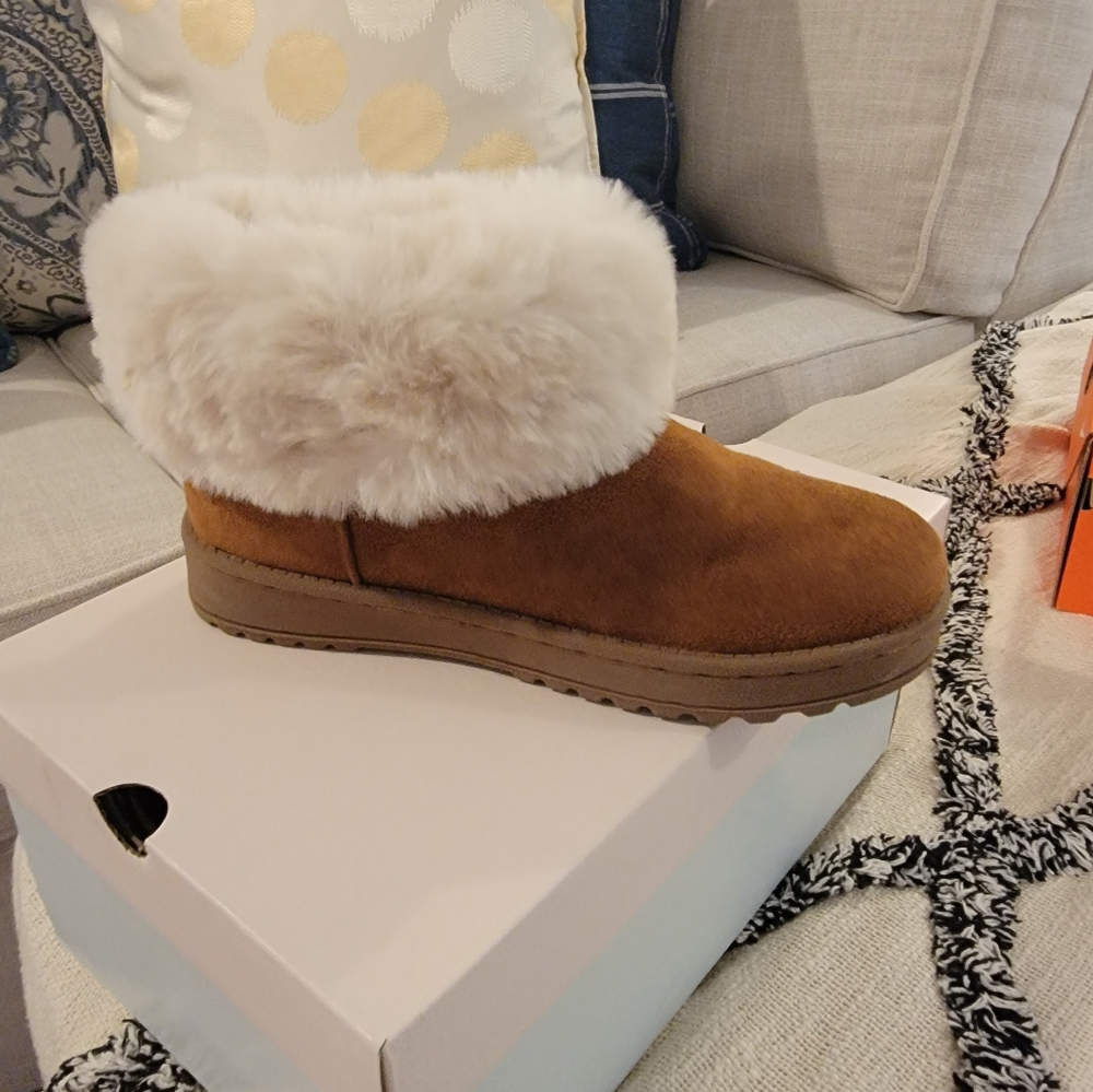 Boots - Picture 3 of 10